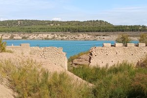 El puente de la vieja carretera ha vuelto a la superficie por la bajada del nivel del agua.