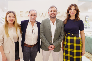 Sigrid Zúñiga, directora de marca, Fernando Jiménez, fundador, Santi Ballat, director comercial de Decowood y Celia Abad, gerente de NAVE 44.