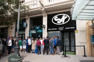 Colas para la inauguración de la tienda de la marca almeriense, South Kids.