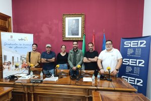 Los invitados al programa Hoy por Hoy Almería, entre ellos representantes de comercios y empresas locales junto con el alcalde y los presentadores