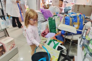 Vecinos de todas las edades y barrios de la provincia se han acercado a los puntos de recogida para la recolección de productos para los afectados.