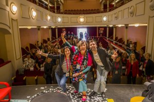 El equipo de Fascinadas se echa una foto con los asistentes.