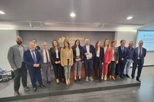 Ion Larrañaga recibe el premio por el reportaje "El género de la Inteligencia Artificial ", emitido en ETB2.