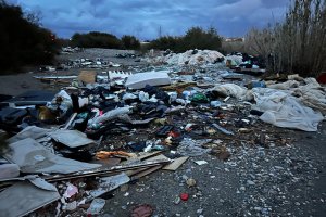 Basura acumulada en el cauce del Andarax