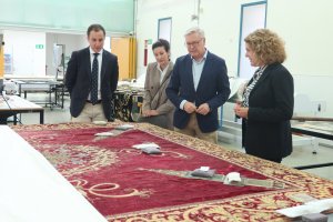 Autoridades junto al pendón.