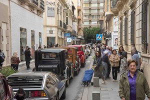 Color y formas de la automoción de antaño pasearon por Almería.
