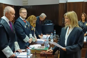 Jurando el cargo de profesional.