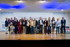 Foto de familia de los galardonados en los Premios de Níjar.
