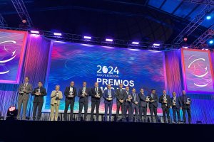 Foto de familia de los doce galardonados de los Premios Macael 2024.