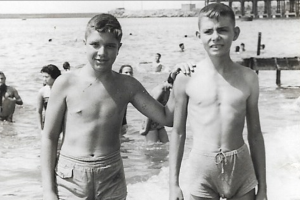 Juan Lozano con Antonio Torres en la playa del Club Náutico.
