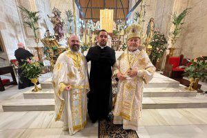 El obispo ucraniano, junto al seminarista Pablo Morales, y Vasyl Diakiv.