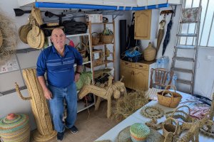 Miguel junto a sus obras en su taller.