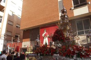 La iglesia de Almería vive su día grande con el Corpus. La salida de la Custodia de plata con el Santísimo fue recibido con una ‘petal