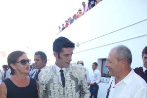 La Plaza de Toros de Roquetas de Mar registró una espectacular entrada y con un impresionante ambiente en los tendidos. FOTOS: JA. BARRIOS