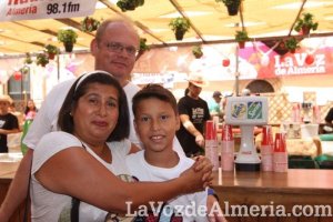 La semana empieza en la caseta. Todo el mundo preparado para disfrutar de la feria.