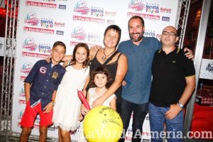 La caseta no para de llenarse. ¡La gente disfruta de la Feria!