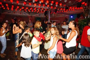 ¡Niños y adultos se lo es�tán pasando en grande en la caseta!