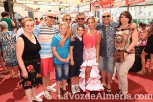Las inscripciones al concurso de trajes de gitana dan pie a que mucha gente se sume a la caseta.