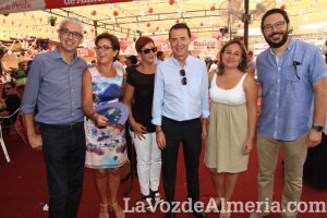 El ambiente tan feriante del ambigú atrae cada vez más gente.