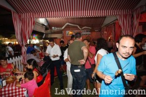 La gente disfruta del último día de feria en la caseta.