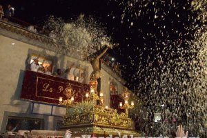 La devoción al Santísimo Cristo de la Luz llena Dalías de pólvora