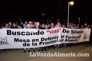 Concentración de la Mesa del Ferrocarril en defensa del tren en Almería. Fotos: Néstor Cánovas.