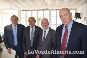 Pedro Molina recibe un almuerzo homenaje rodeado de amigos.