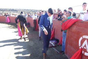 Junto a los toreros Ruiz Manuel y El César han asistido la concejala y el diputado de Cultura. Fotos: JA Barrios