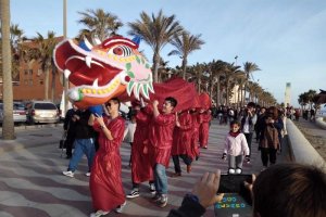 Año nuevo a lomos del dragón oriental. La comunidad china en Almería recibió ayer el año del mono de fuego entre festejos.