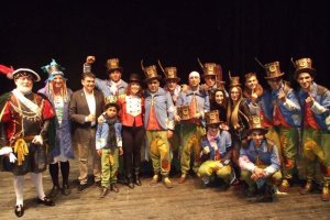 Carnaval histórico en el Cervantes. La final que se vivió en el teatro con intensidad trasladó la fiesta a la calle.