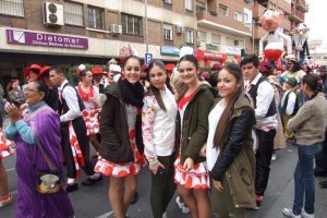 El Anfiteatro de la Rambla acogió la actuación de los grupos participantes en el desfile