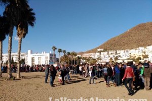 El Desembarco Pirata devuelve el brillo del eterno verano. Cientos de personas abarrotan San José durante la recreación teatral.