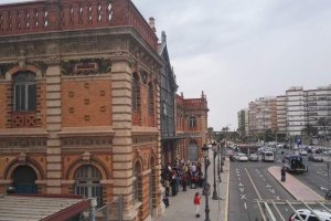 Decenas de personas apoyan a las personas con movilidad reducida