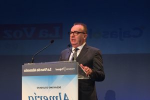 Pedro Manuel de la Cruz, director de La Voz de Almería, inaugura el desayuno coloquio.