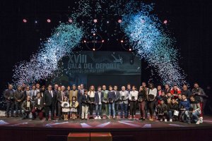 Foto final con los premiados.