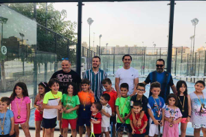 La Escuela de Tenis con sus alumnos.