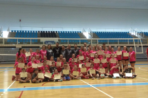 Los alumnos con sus profesores muestran los diplomas.