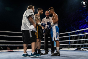 Atendiendo las indicaciones del árbitro.