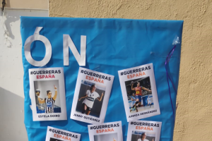 Carteles para recibir a las campeonas.