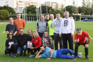 Los deportistas posan con sus maestros.