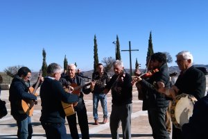 La Cuadrilla de El Saliente inunda de Navidad el templo.