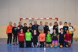 Las campeonas posan en su pista.