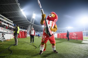 Rozam regalando recuerdos rojiblancos.