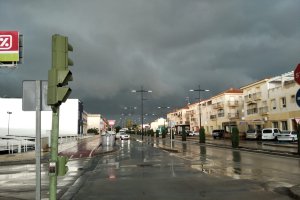 El cielo totalmente cubierto, este miércoles, en Vera.