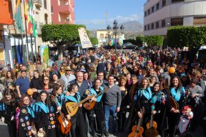 La Plaza de la Constitución de Gádor se lleno con la celebración del Día de la Naranja.