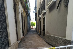 Calle Conde Xiquena cortada por las obras que hay en la Plaza Careaga