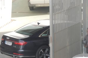 El coche de Turki Al-Sheikh accediendo al túnel de vestuarios.