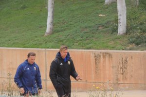 Guti con su ayudante rumbo al Anexo.