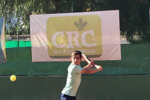 Listo para golpear el revés a una mano.