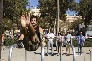 El alcalde visita el área de calistenia instalada en la Plaza de los Periodistas.